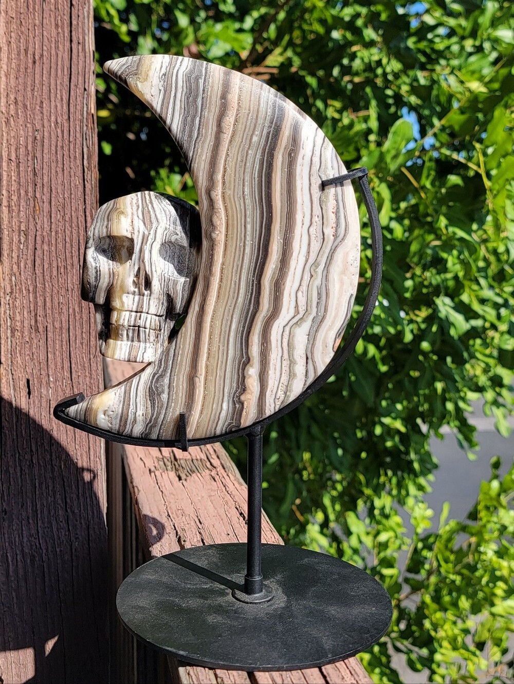 (B) NEW 5.28" x 7" x 952g (2.09lbs) CALCITE SKULL MOON ON STAND